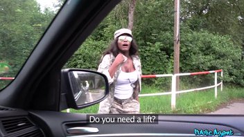 Горячая негритянка в военной форме после армии секс-автостопом добирается до дома Jai James