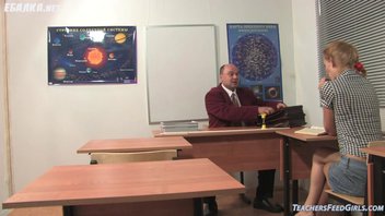 Учитель астрономии и студентка трахаются в классе